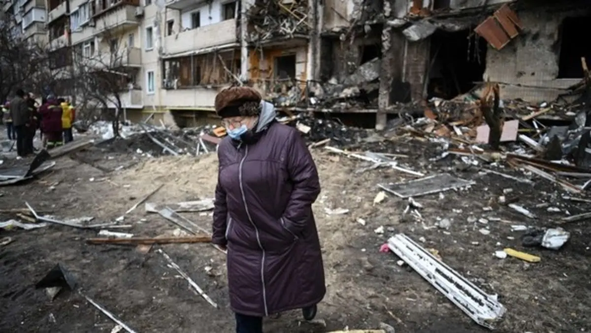 وحشت زن اوکراینی از موشک‌باران محل زندگی‌اش +فیلم