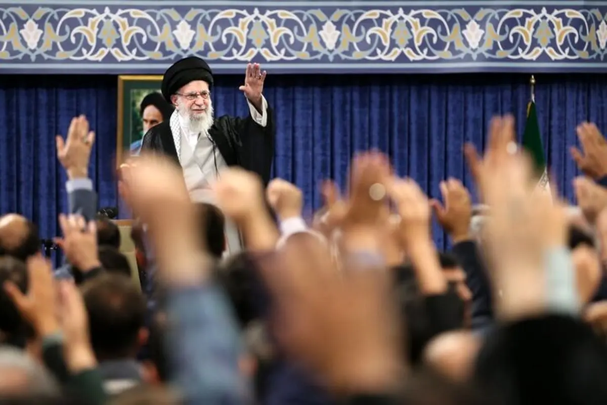 رهبر انقلاب: شهید رئیسی خود را از مردم برتر نمی‌دانست