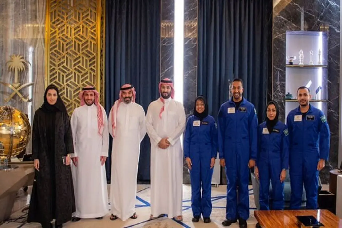 دیدار محمد بن سلمان با فضانوردان سعودی +عکس