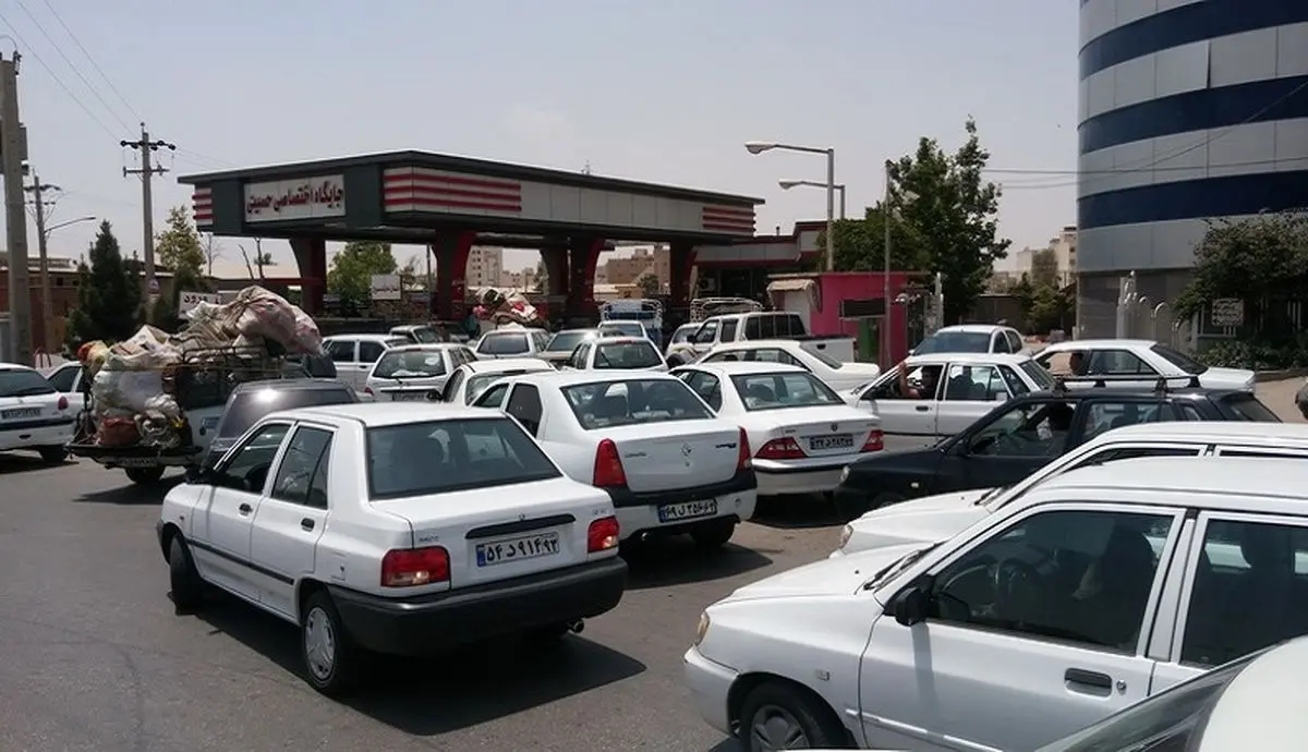 ببینید | ۲ روز است بنزین در شیراز کافی عرضه نمی‌شود و جایگاه‌ها در ساعات پایانی روز بنزین ندارند