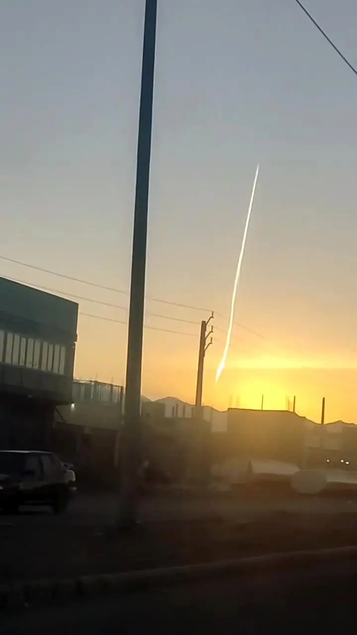 ببینید| فیلم وایرال شده از تست و پرتاب موشک در شرق کشور 