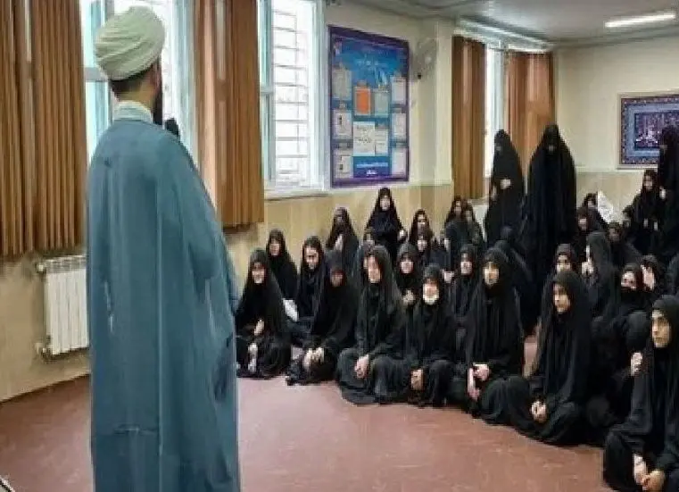 این روحانی در جلسه بسیج خواهران شرکت نکرد چون بوی «معصیت» می‌آمد نه «شهدا»!+تصویر