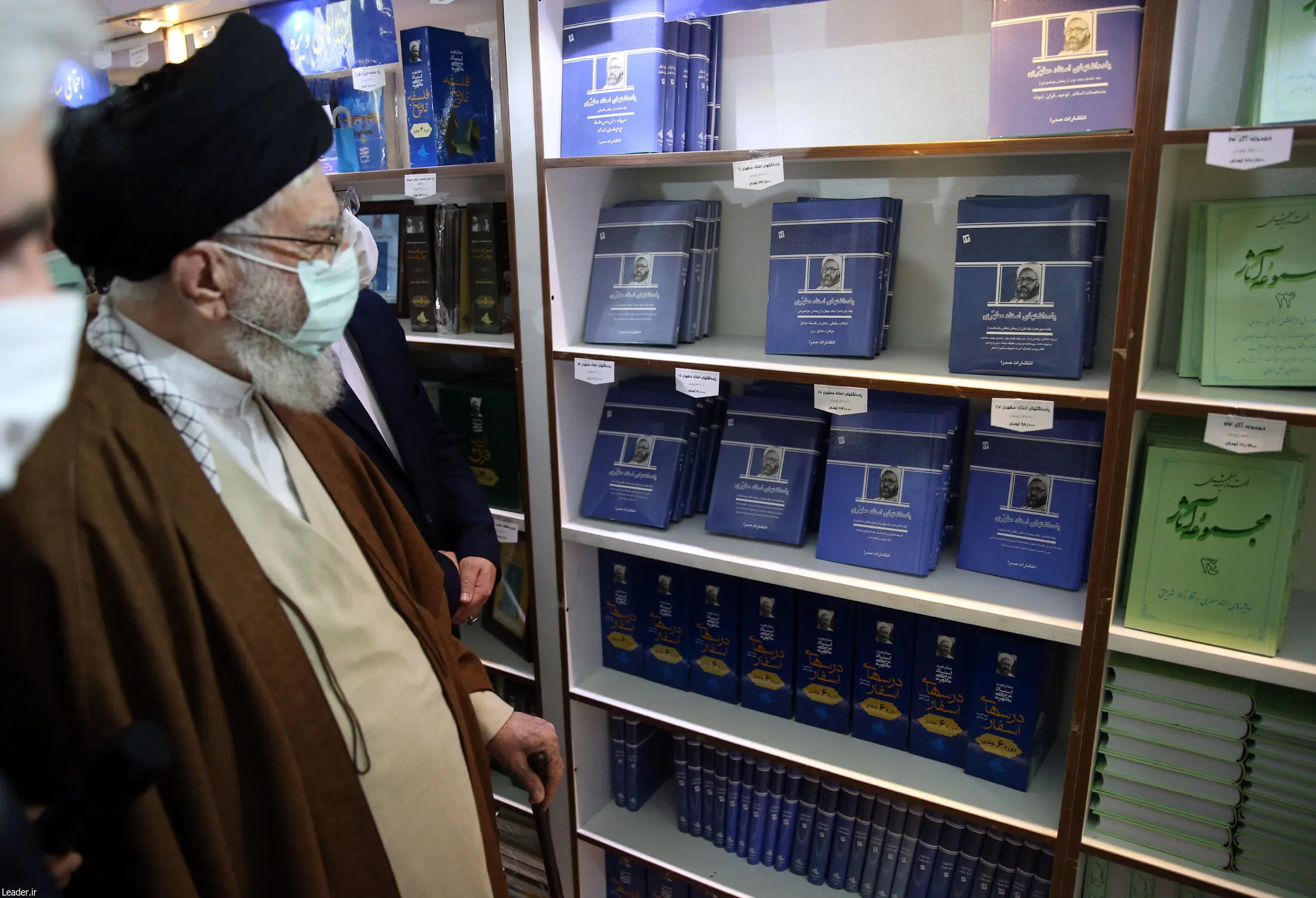 تصاویر خاص دیدار رهبر انقلاب از نمایشگاه کتاب تهران 