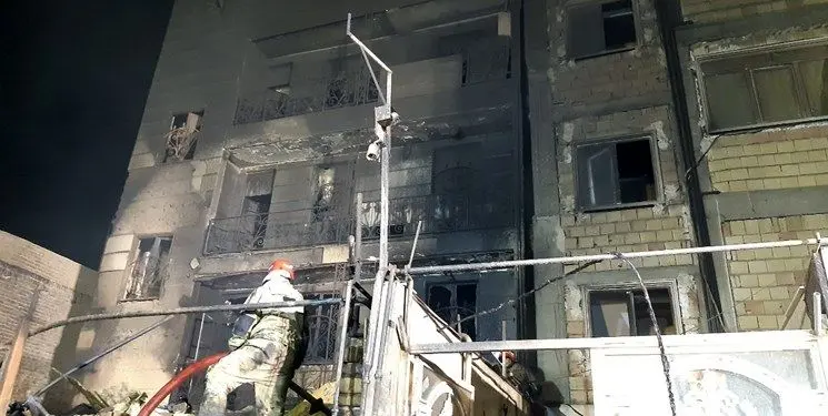 ببینید |  لحظه خروج پیکر دو مامور پلیس از زیر آوار ریزش ساختمان در جنوب تهران