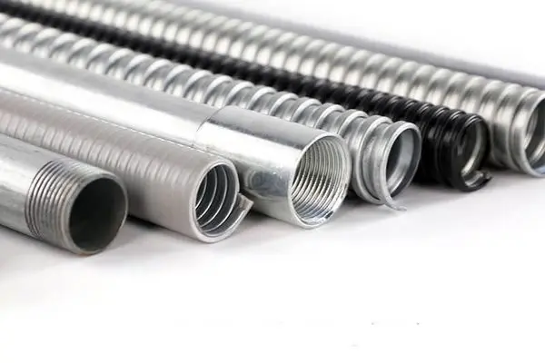 بهترین لوله برق برای مال ها و ساختمان‌های مرتفع؛ مقایسه لوله برق گالوانیزه، PVC و لوله خرطومی
