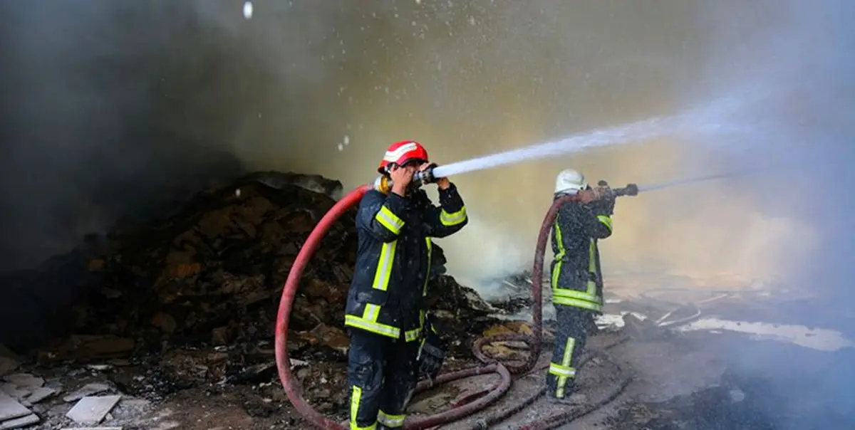 نجات ۷۰ نفر از آتش سوزی در یک مجتمع مسکونی