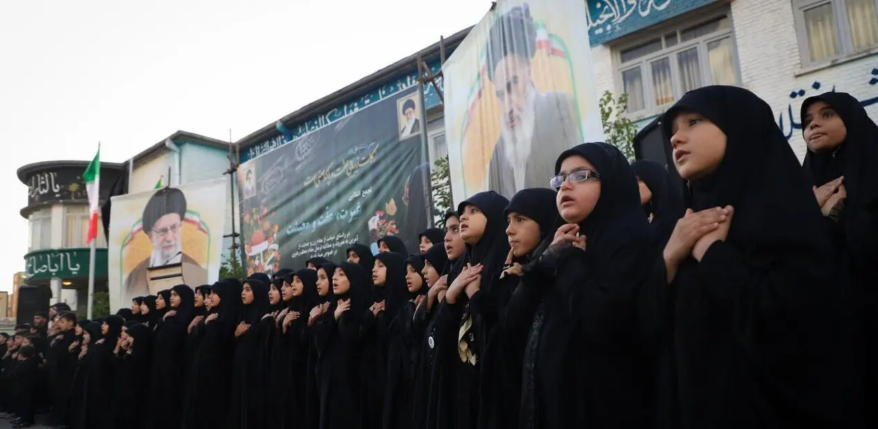 پلاکاردهای حجاب روی دست کودکان در تجمع اعتراضی به بی‌حجابی در تبریز