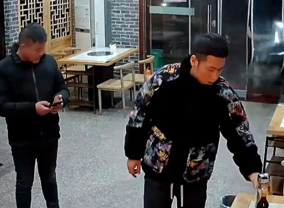 گاو عصبانی مردی را در داخل رستوران به شدت زخمی کرد+ ویدئو