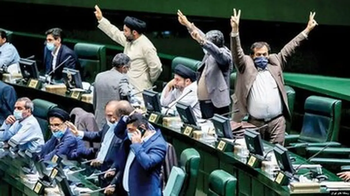 کیهان از دست نمایندگان مجلس شاکی شد؛ چرا با افزایش حقوق به دولت کسری بودجه تحمیل کردید؟
