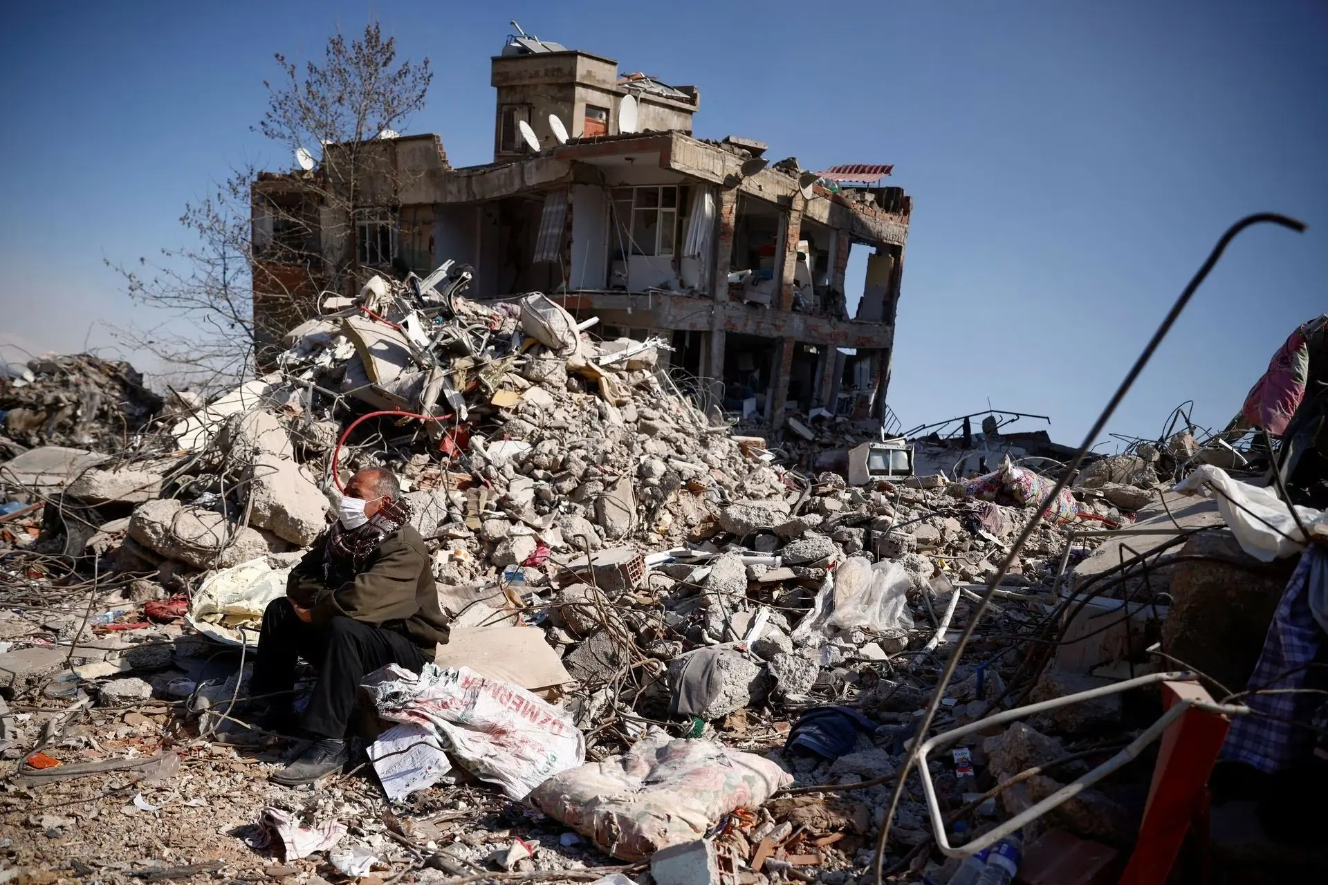 ویدئو| تصاویر وحشتناک از آوار زلزله در سوریه