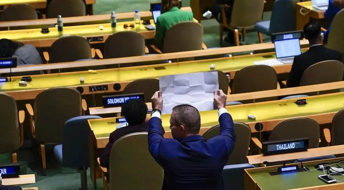 واکنش امام‌جمعه تهران به نمایش عکس مهسا امینی در صحن سازمان ملل