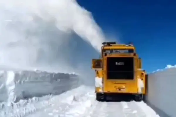 ببینید | ارتفاع برف در گردنه گله‌بادوش الیگودرز به ۳ متر رسید