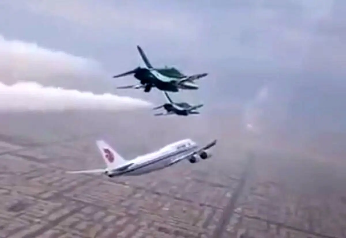 طرفداران رابطه با چین این تصاویر را نبینند/ اسکورت ویژه هواپیمای شی جین‌پینگ در عربستان+ ویدئو