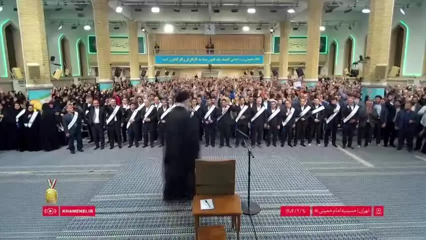 ببینید| ورود رهبر انقلاب به حسینیه امام خمینی و آغاز دیدار هزاران نفر از کارگران
