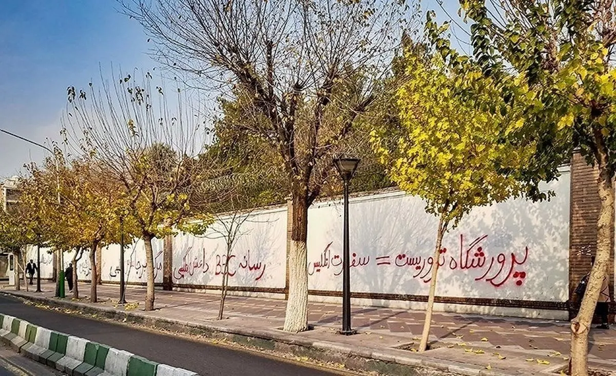 سفیر انگلیس در ایران دست به رنگ و نقاشی شد+ عکس