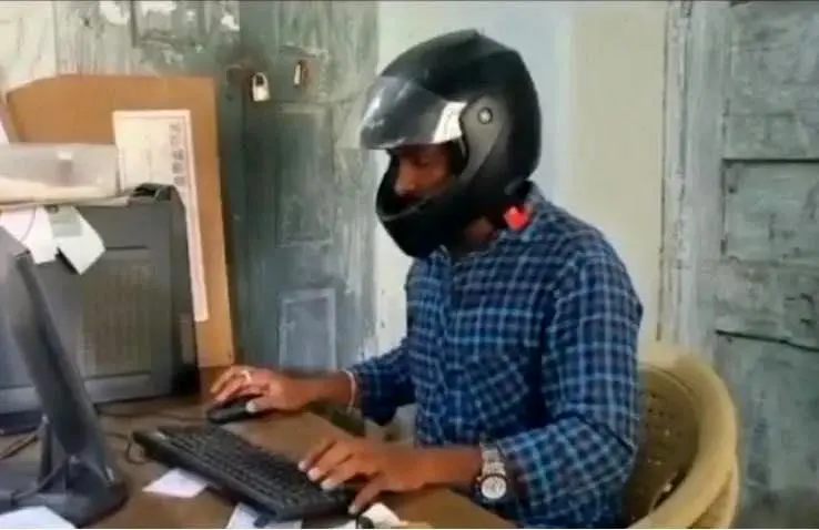 چرا کارمندان یک اداره در هند با کلاه‌کاسکت در محل کار حاضر می‌شوند؟ + ویدئو