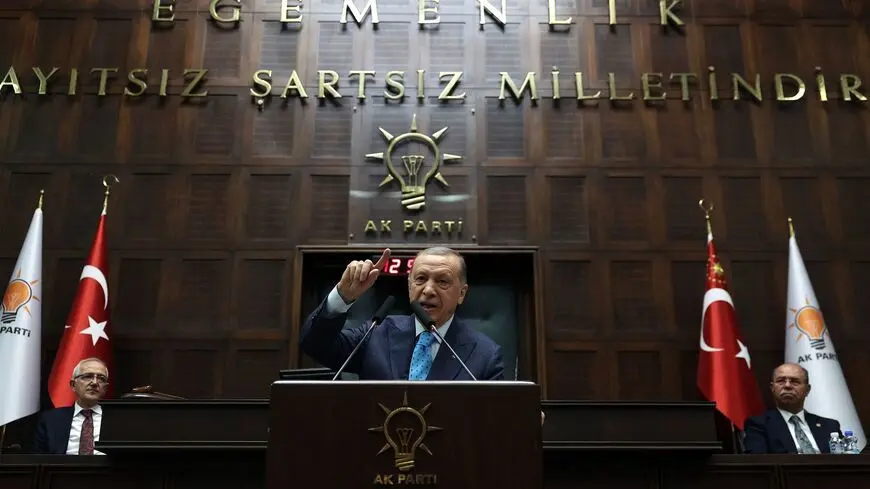 رجب طیب اردوغان زیر میز می‌زند؟