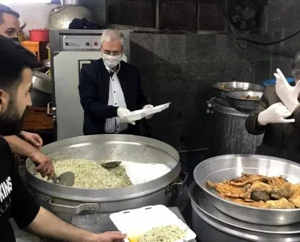 پست اینستاگرامی علی ربیعی از تجربه طبخ و توزیع سبزی‌پلو با ماهی در مجله جوادیه