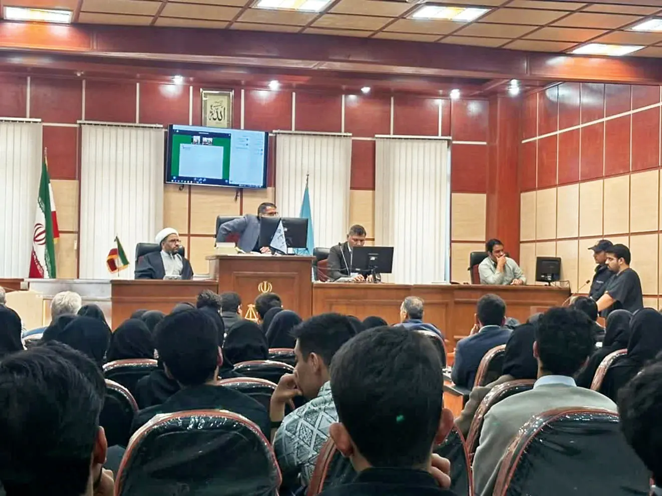 ‌‌محاکمه پسری که خواهر، برادر و پدرش را کشت