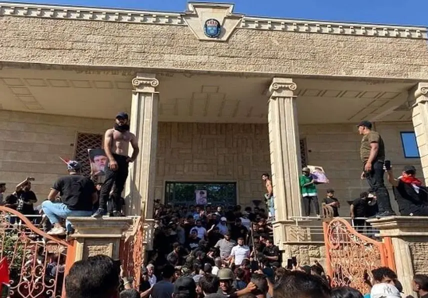 عراقی‌ها در اعتراض به هتک حرمت قرآن وارد محوطه سفارت سوئد شدند + ویدئوها