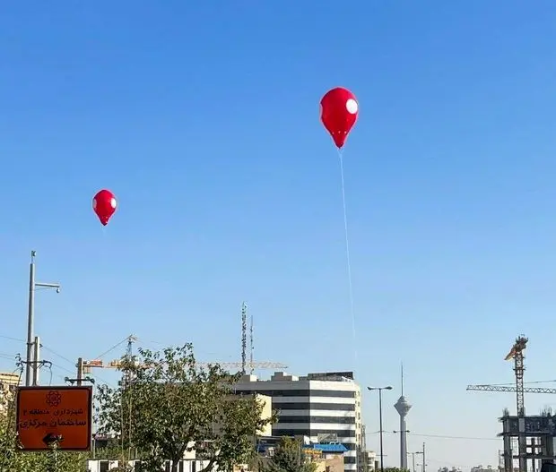 بالن‌های قرمز تبلیغاتی شهرداری تهران هم خسارت جانی زد و هم ۳ میلیارد تومان پول بیت‌المال را هدر داد!