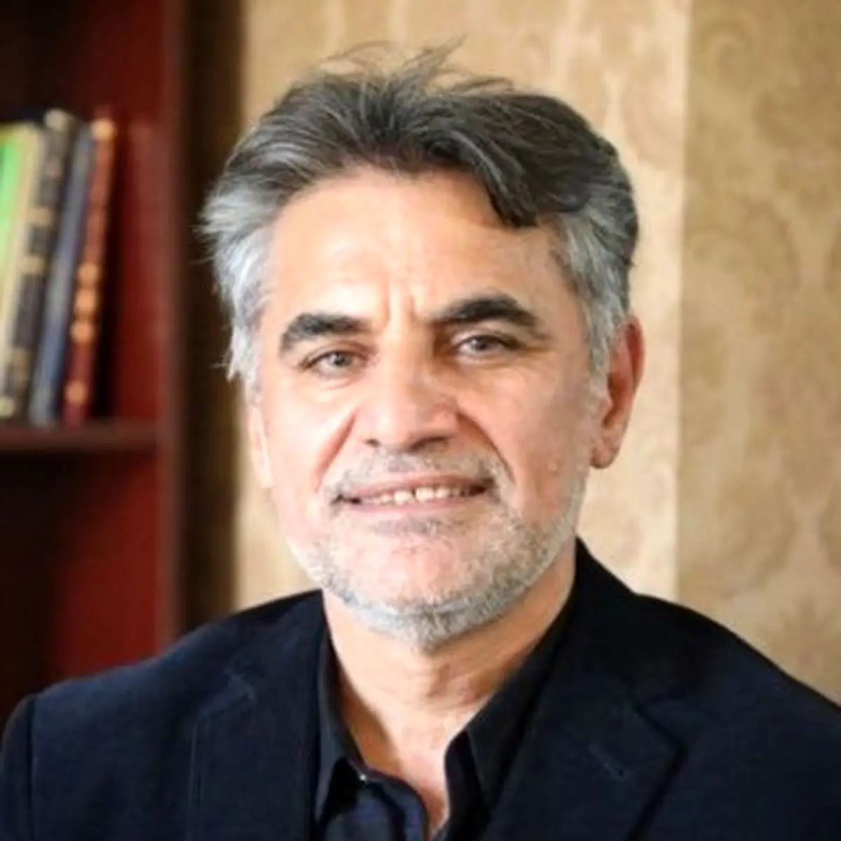 انتقاد فعال سیاسی به گفتگوی مجری تلویزیون با وزیر