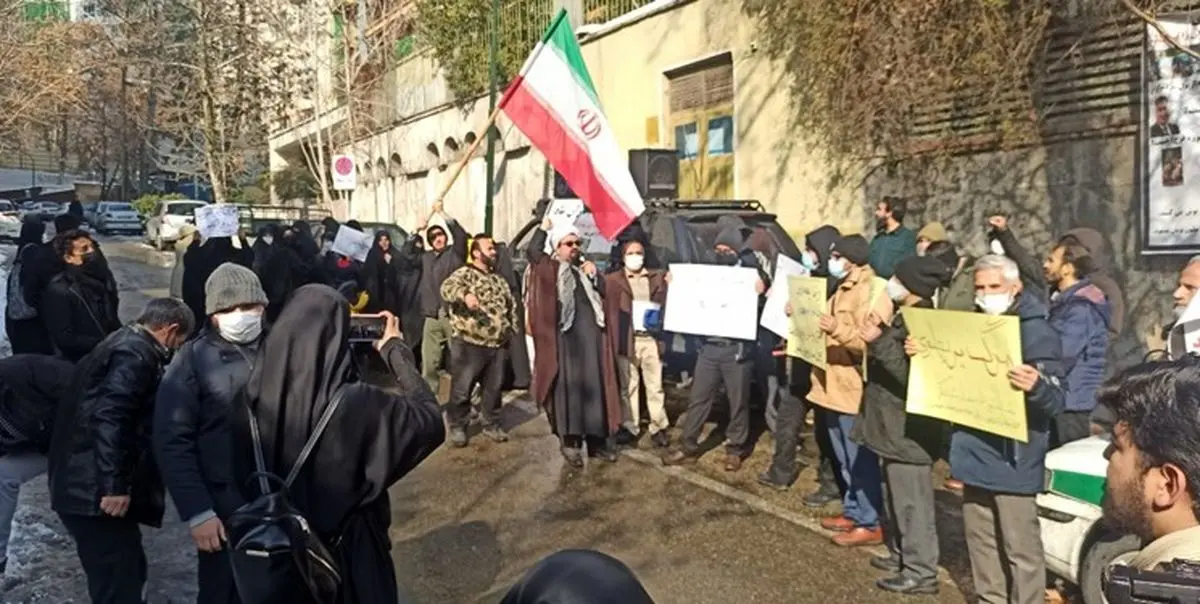 تجمع طلبکاران شاه مقابل سفارت سوئیس در ایران + تصویر