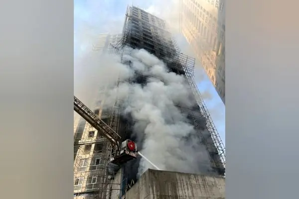 وقوع حریق در یک برج ۲۰ طبقه در حال ساخت در انتهای بزرگراه همدانی/ انتقال بیش از ۳۰ نفر از به محل امن