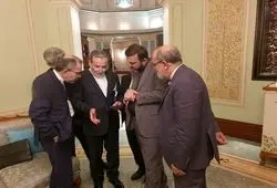 ادعای نیویورک تایمز از جزئیات مذاکرات: ایران پیشنهاد تعلیق فعالیت‌های هسته‌ای و غنی‌سازی را به مدت ۳ تا ۵ سال ارائه خواهد داد؛ پس از آن، ایران به یک کنسرسیوم هسته‌ای منطقه‌ای خواهد پیوست/  سطح غنی‌سازی ۱.۵ درصدی را برای تحقیقات پزشکی حفظ خواهد شد