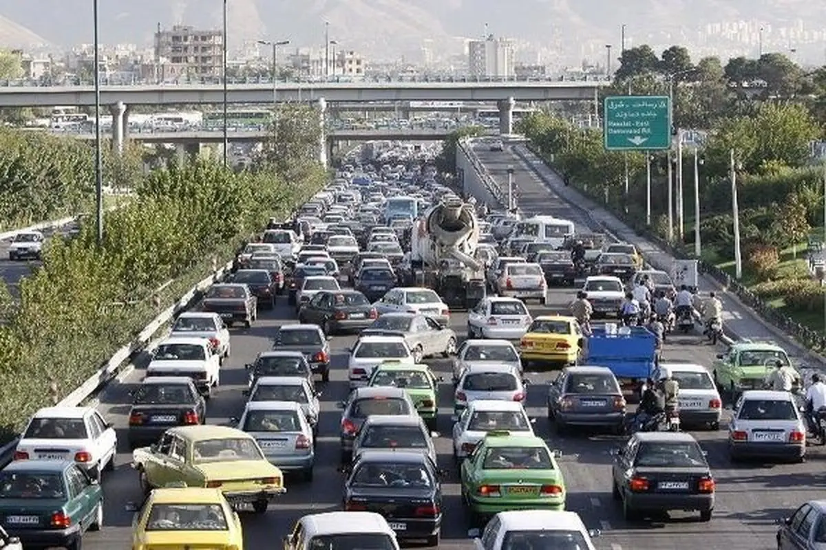 ترافیک پرحجم و سنگین در برخی از معابر و بزرگراه‌های پایتخت
