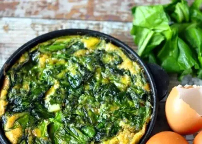 اسفناج،پياز،پخت،مواد،املت،ميكس،صبحانه،زرد،طرز،تخم،عدد،قرمز،مرغ