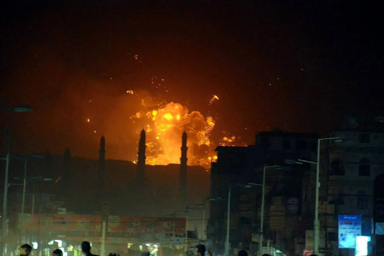 ببینید| تصاویری از لحظات اولیه حمله نظامی آمریکا و انگلیس به یمن