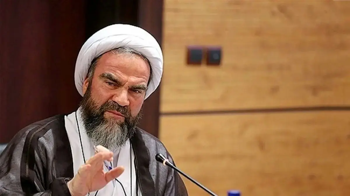 انتقاد آیت الله غرویان از «بلاگر شدن روحانیون»؛ زشت است طلبه با لباس روحانیت کنار خیابان ساندویچ بخورد، ساندویچ خوردن مشکلی ندارد اما در ملأعام نباید این کارها را بکنند