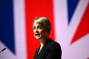 هشدار دادستان کل انگلیس به دولت درباره حمله به ایران
