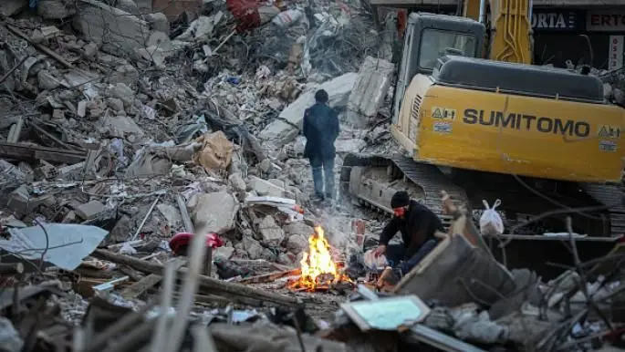 ویدئو| ریزش ساختمانی بر روی بیل مکانیکی در شهر آنتاکیا ترکیه زلزله‌زده