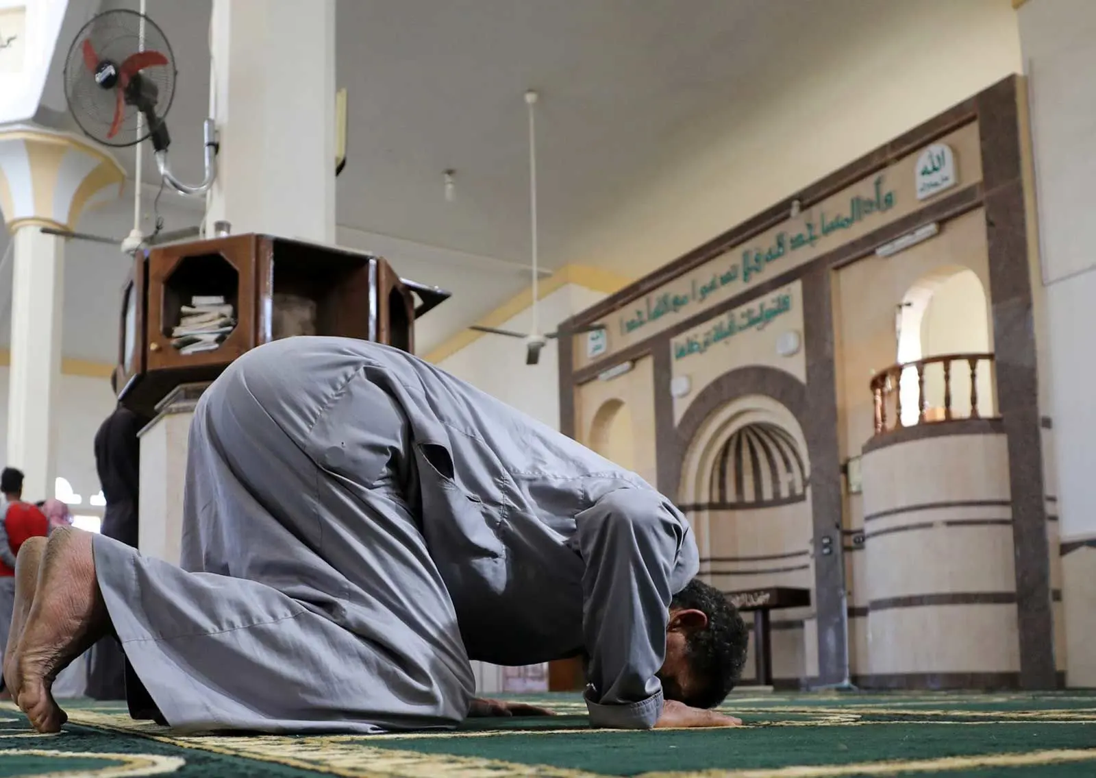 قانون جدید در مصر: نمازگزاران باید هزینه آب و برق مساجد را بپردازند!