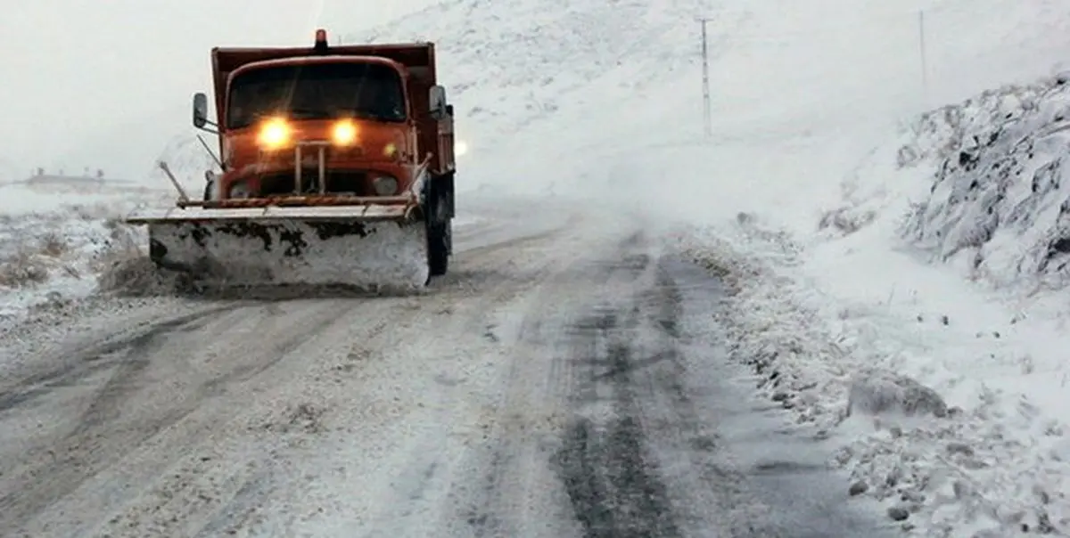 رهاسازی ۳ خودروی گرفتار در برف و کولاک در محور تکاب_شاهین دژ