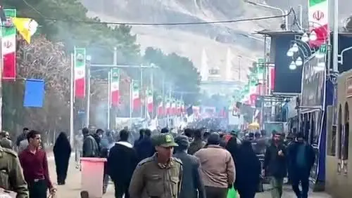 ببینید| جمعیت انبوه در گلزار شهدای کرمان یک روز از حادثه تروریستی خونین