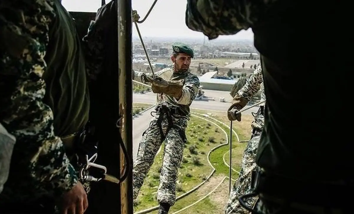 تصاویری خاص از رژه نیروهای ارتش در حال انجام آموزش‌ نظامی +‌ عکس