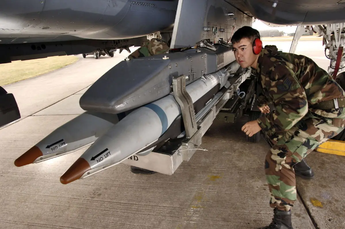 بمب‌های طالبان‌کُش در راه اوکراین/ هدیه مرگبار آمریکا به سربازان پوتین+ عکس