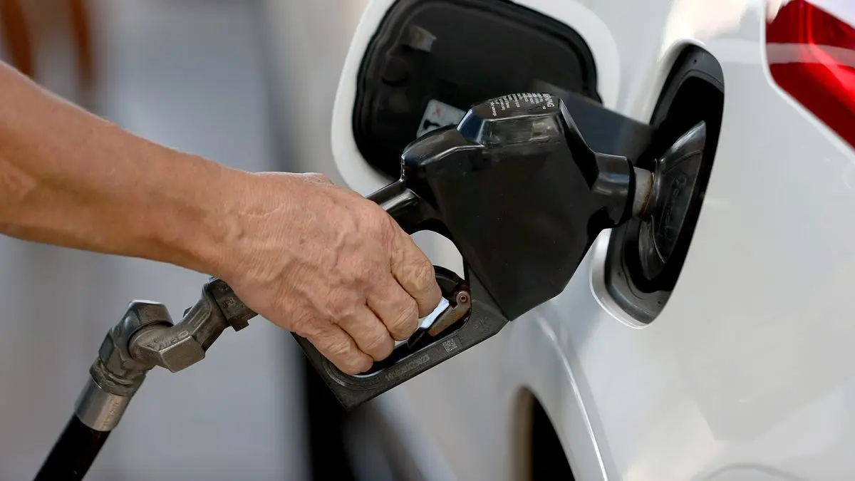دولت افزایش قیت بنزین را کلید زده 