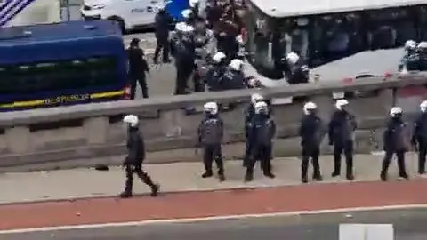 ببینید| اعتصاب سراسری در بلژیک؛ برخورد نیروهای امنیتی با مردم