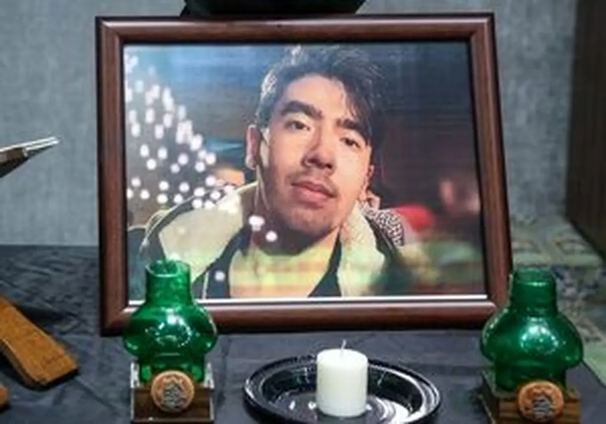 جزئیاتی جدید از توقف اجرای قصاص قاتل امیرمحمد خالقی؛ برادر مقتول: پدرم قصاص قاتل برادرم را برای بررسی پشیمانی وی تعلیق کرده؛ تصمیم نهایی در این موضوع با ایشان است، سایر اعضای خانواده نیز به آن احترام می‌گذارند