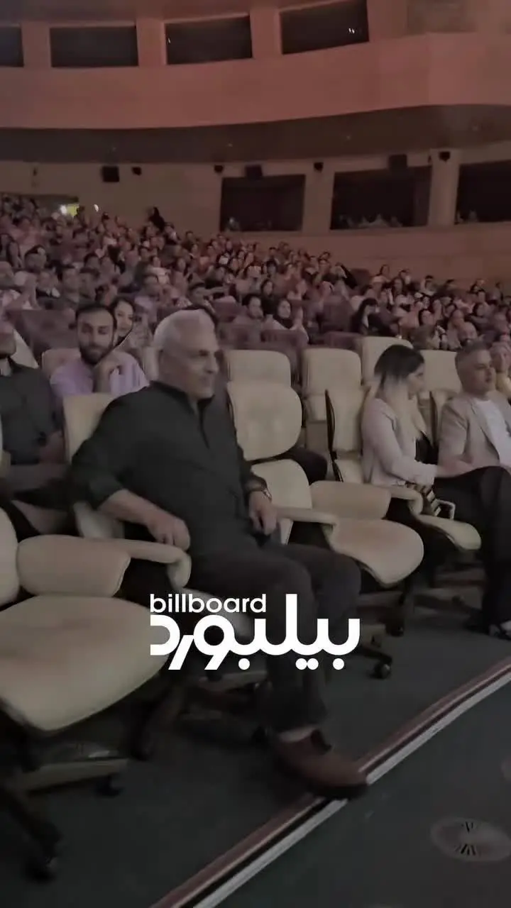 ببینید| حضور غافلگیرکننده مهران مدیری در کنسرت خواننده مشهور