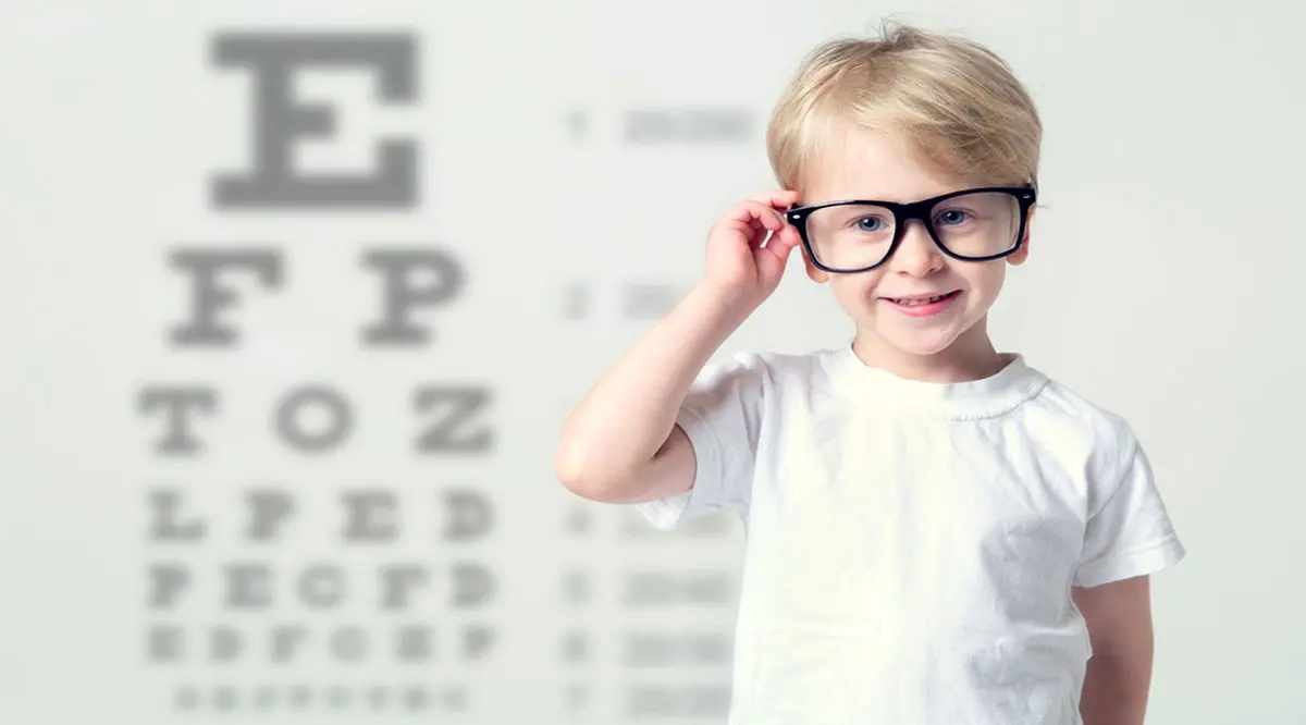 اگر کودک شما این علائم را دارد به چشم‌پزشک مراجعه کنید