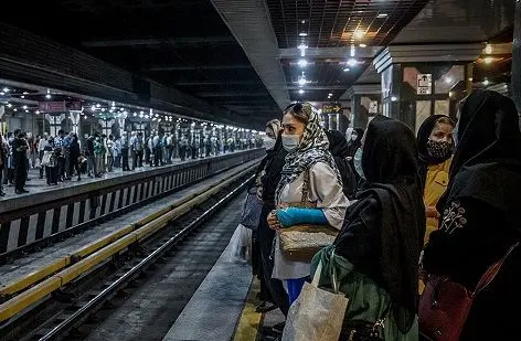 ببینید| لحظه بیهوش شدن یک دختر دانش‌آموز بدون‌حجاب در متروی تهران؛ ماجرا چه  بود؟