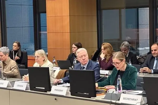 رجی: اروپا مذاکرات با ایران را به پرونده هسته‌ای محدود نکند!