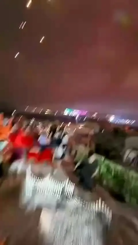  ببینید| پهپادهای چینی حین نمایش روی سر تماشاگران ریختند!