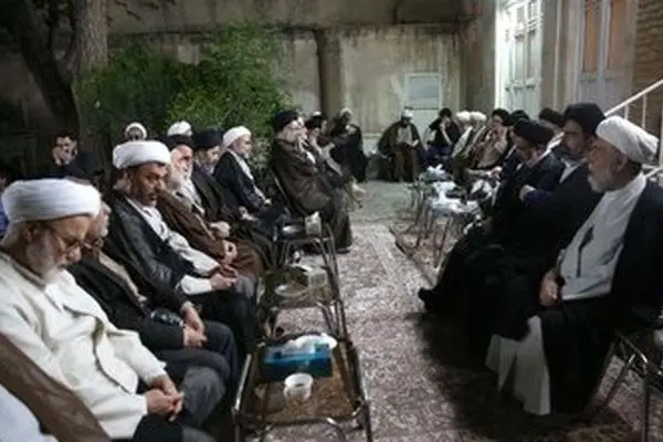 تصاویری از نوه‌ها و نتیجه‌های امام در مراسم فوت معصومه حائری + عکس