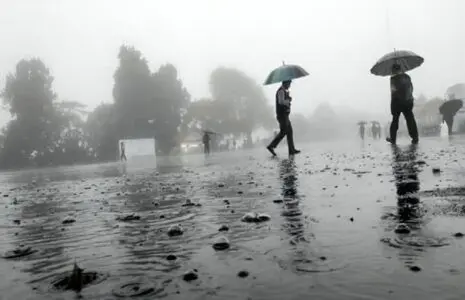 بارش باران اسیدی در اثر انفجار انبارهای نفت در تهران /  مردم در خانه بمانند 